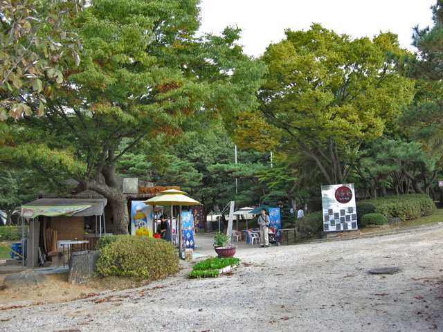 �E�肪�o�D�̎�`�A���肪�H��