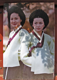 �n�����{�i�T���O���j�ƃ`�F���{�i�T���O���j�̎ʐ^�p�l��