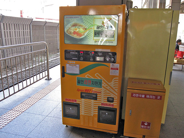 �z�[���ɂ��郉�[�����̎����̔��@