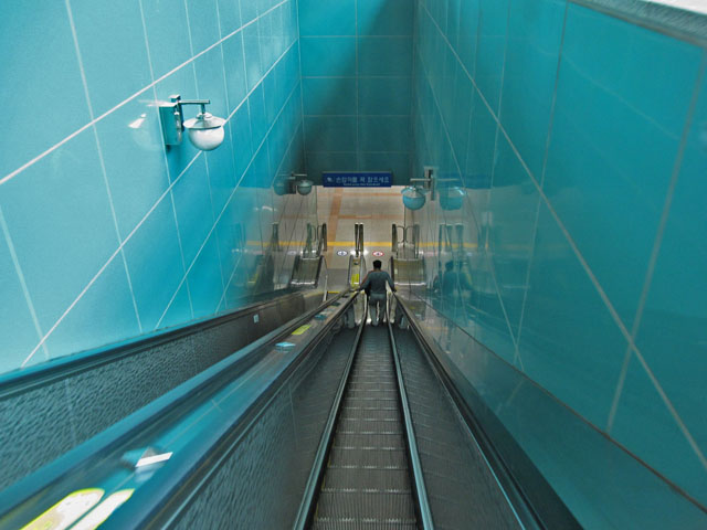 �o���Ɍ������G�X�J���[�^�[